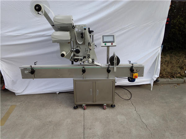 Automaattinen tarratason merkintälaite litteälle pullolle 