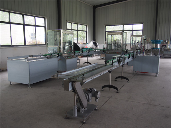 Automaattinen shampoon täyttö- ja korkkirivi