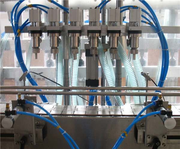 Kuuden pään automaattinen nestemäyttöinen kone